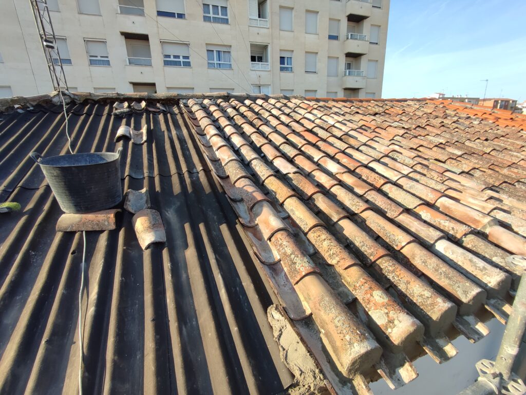 Mantenimiento de cubiertas y aislamiento impermeable en Ribaforada y Cascante